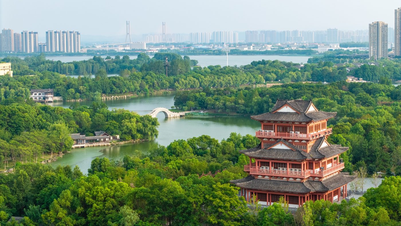 绿意盈湖